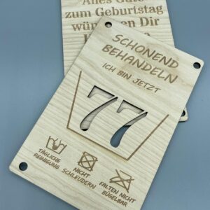 Lustiges Geldgeschenk zum 77. Geburtstag – Holzkarte mit Augenzwinkern & persönlicher Botschaft